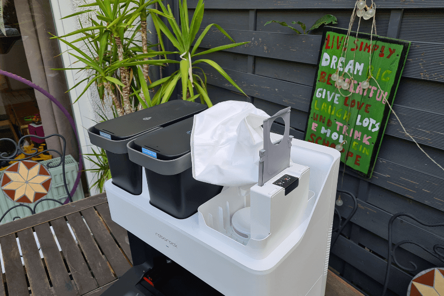 Виден одноразовый пылесборник Roborock S7 Pro Ultra Station.